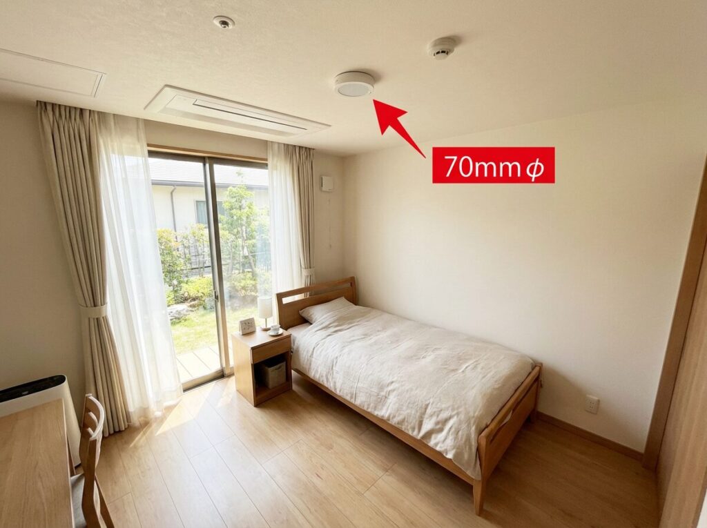 介護施設の居室天井にコンパクトに設置されたSupport Monitorの実例