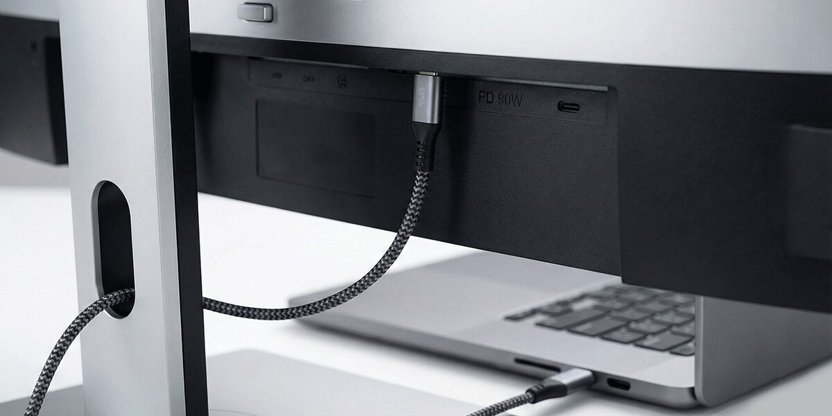 PD給電対応モニターの背面端子。USB-Cポートにケーブルが挿さっており、そこからノートPCへ電力が供給されている様子